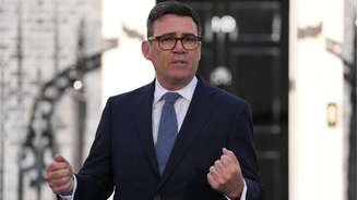 O novo primeiro-ministro do Reino Unido, Andy Burnham, fala aos funcionários e à imprensa no número 10 da Downing Street, em Londres, na segunda-feira, 20 de julho de 2026