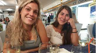 A mochileira belga Céline Cremer (esq.) foi vista com vida pela última vez em Waratah, cidade no noroeste da ilha australiana da Tasmânia, em 17 de junho de 2023