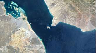 O Estreito de Bab al-Mandab tem cerca de 36 km de largura e liga o Mar Vermelho ao Golfo de Áden