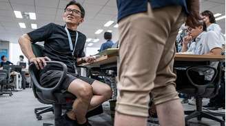 Homens usando bermuda no escritório