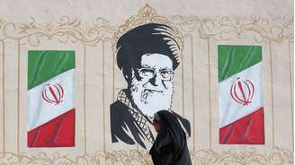 Um mural do aiatolá Ali Khamenei — sucedido por seu filho, Mojtaba — em Teerã