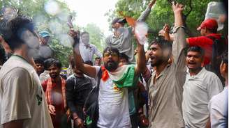 Apesar das fortes chuvas, milhares de manifestantes continuam reunidos em Jantar Mantar, em Déli