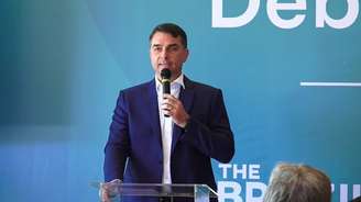 Flávio Bolsonaro levanta suspeitas sobre urnas brasileiras em evento com embaixadores