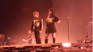 Courtney LaPlante interrompe show do Spiritbox e exige retirada de fã violento