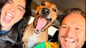 Aline Campos, Fred Costa e Caramelo, o novo cachorro adotado pelo casal.