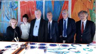 A ministra da Cultura da França, Catherine Pégard, com a artista Claire Tabouret; o arcebispo de Paris, Mons. Laurent Ulrich; Philippe Jost, presidente da Rebâtir Notre-Dame de Paris; Pierre-Emmanuel Taittinger e Philippe Varin, presidente e vice-presidente do Atelier Simon-Marq, em Reims, em 23 de julho de 2023.