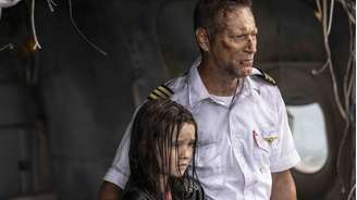 Cena de 'Águas Mortais', filme que mistura desastre de avião com ataque de tubarão