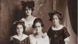 Cristina, Adriana, Matilde e Frida Kahlo Calderón fotografadas por seu pai, Guillermo Kahlo