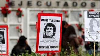 Um cartaz pede verdade e justiça para Víctor Jara

