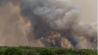 Um pirocumulonimbus, uma nuvem gigante formada por um grande incêndio florestal na região de Lège-Cap-Ferret, no oeste da França, na quinta-feira, 23 de julho de 2026.