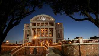 Fachada do Teatro Amazonas iluminada em Manaus, no estado do Amazonas, ao entardecer do dia 2 de julho de 2026.