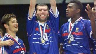 Zinédine Zidane levantando o troféu da Copa do Mundo, no Stade de France, que ele conquistou com a França em 1998.