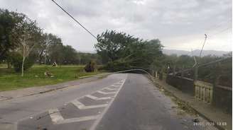Segundo a Defesa Civil, em Santos foram registrados ventos de 83,7 km/h