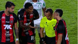 Jogadores do Vitória reclamaram muito com Alex Gomes Stefano, mas árbitro foi ao VAR e expulsou zagueiro por entrada em Jhon Arias, do Palmeiras.