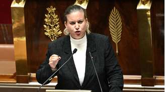 Presidente do grupo parlamentar da França Insubmissa, Mathilde Panot, discursa na Assembleia Nacional francesa em 8 de setembro de 2025.
