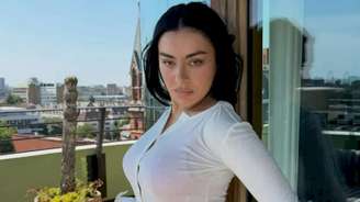 Charli XCX faz história com dois álbuns nº 1 no mesmo ano