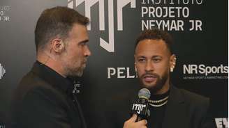 Neymar sendo entrevista antes do início do leilão beneficente do Instituto Projeto Neymar Jr, em São Paulo
