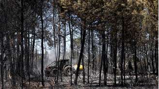 Incêndio florestal em que dois bombeiros perderam a vida ao combater as chamas em Mérignac, no sudoeste da França, em 22 de julho de 2026.