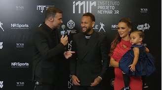 Neymar e sua família no leilão beneficente do Instituto Projeto Neymar Jr, em São Paulo