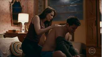 Adriana (Leticia Colin) e Mau Mau (João Victor Gonçalves) de Quem Ama Cuida (Reprodução/TV Globo)