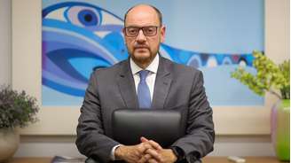 O projeto, em linha com a Lei Complementar federal nº 225/2026, faz parte de um pacote de medidas que o Palácio Guanabara, sob comando interino do desembargador Ricardo Couto