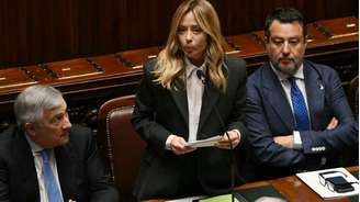 A primeira-ministra italiana, Giorgia Meloni, no Parlamento, a 14 de abril de 2026. À sua esquerda, Antonio Tanjani, ministro dos Negócios Estrangeiros, e à sua direita, Matteo Salvini.