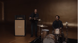 Weezer lança clipe de "C.E.O." com Tony Hawk e outras celebridades
