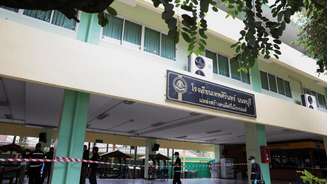 Policiais forenses examinam o prédio da Escola Debsirin Nonthaburi, onde ocorreu o tiroteio, no distrito de Bang Kruai, na província de Nonthaburi, nos arredores de Bangcoc, Tailândia, em 7 de agosto de 2026.