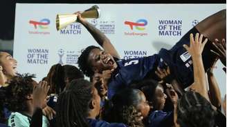 Jogadoras de Cabo Verde celebram o primeiro ponto da história da equipe na CAN, após empate com Camarões.