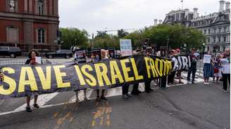 Manifestantes fazem protesto perto da Casa Branca durante reunião entre o presidente dos EUA, Donald Trump, e o primeiro-ministro de Israel, Benjamin Netanyahu, em Washington. Foto de 28 de julho de 2026.