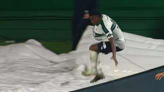 Jacy cai em túnel ao comemorar gol do Coritiba