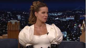 Kate Beckinsale durante entrevista à TV dos EUA em 2023; atriz deletou postagens no Instagram e postou desabafo em agosto de 2026.