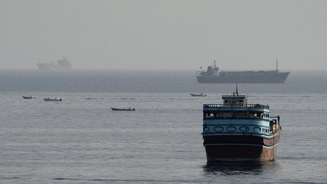 Embarcações no Estreito de Ormuz, vistas a partir de Musandam, Omã, em 3 de agosto de 2026.