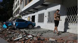 Moradores nas ruas de Cali após terremoto de 10 de agosto de 2026.