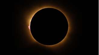 A coroa solar brilha enquanto a Lua oculta totalmente o Sol durante a fase de totalidade do eclipse solar total, vista de Berlanga de Duero, a 240 km a nordeste de Madri, em 12 de agosto de 2026.