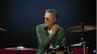 Primeiro baterista do Pearl Jam volta aos holofotes em meio a mistério sobre substituto de Matt Cameron