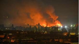 Imagem de um incêndio após os ataques com mísseis balísticos russos a Kiev, em 5 de agosto de 2026.