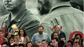 Foto de arquivo mostra Fidel Castro durante discurso no Museu de Arte Contemporânea, em Niterói, tendo ao fundo um mural de seu irmão Raúl e Ernesto Che Guevara, em 30 de junho de 1999.