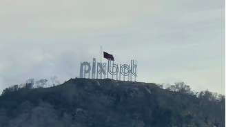 Letreiro da Pixbet se destaca na paisagem da estrada, nas imediações de Gurinhém (PB), onde bet criou o maior parque de vaquejada do País