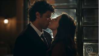Pedro (Chay Suede) e Adriana (Leticia Colin) de Quem Ama Cuida (Reprodução/TV Globo)