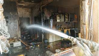 Dezenas de pessoas ficaram feridas devido a um incêndio florestal que atingiu várias zonas residenciais da costa da Croácia e provocou a saída de mais de 2 mil turistas e moradores, informaram as autoridades nesta sexta-feira (14).