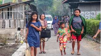 Moradores buscam áreas mais seguras após o terremoto de magnitude 7,7 em Talibura, distrito de Sikka, na ilha de Flores, uma das regiões afetadas pelo forte tremor que atingiu o leste da Indonésia em 15 de agosto de 2026.