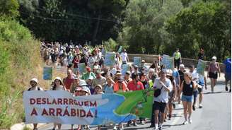Tentativa de privatização de praias gera protesto na Serra da Arrábida, em Setúbal.