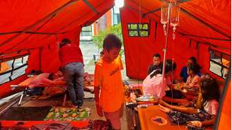 Vítimas de terremoto recebem cuidados em hospital regional em Maumere, Sikka, Nusa Tenggara oriental, na Indonésia, em 15 de agosto de2026.
