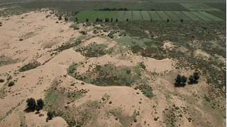 Vista aérea do deserto de Kubuqi, em Ordos, região da Mongólia Interior, norte da China.