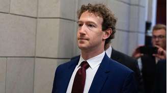 Mark Zuckerberg, CEO da Meta, vestindo um terno azul-escuro com uma gravata vermelha-escura.