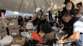 Voluntários ajudam na triagem de doações em Pereira, Colômbia, em 11 de agosto de 2026.