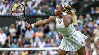 A tenista Serena Williams, atingindo a bola com a raquete durante uma partida