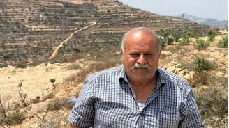 A família de Abdel-Karim Hassan está presa em uma das casas em Qusra sitiadas por colonos israelenses, em 18 de agosto de 2026.