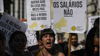 Muitos jovens continuam morando com os pais por mais tempo do que gostariam, já que não conseguem pagar um aluguel. Imagem de arquivo de protesto nas ruas de Lisboa, em 2023.